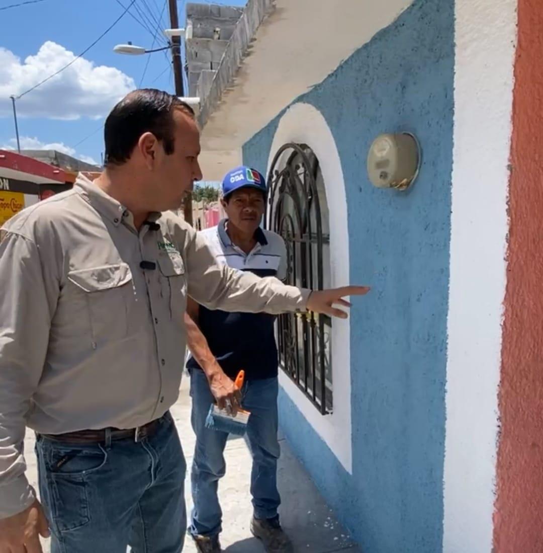 Entrega alcalde pintura a familias
