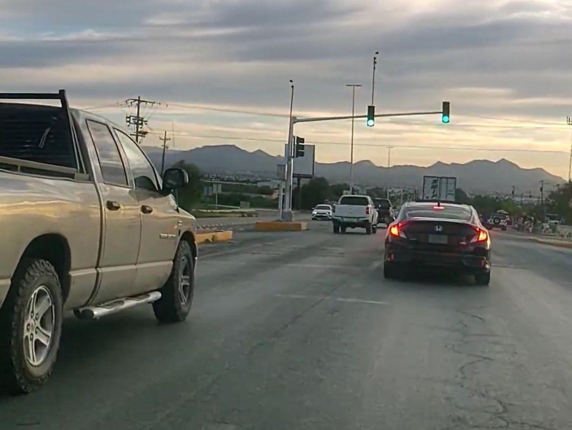 Semáforo en Arteaga causa caos en tráfico