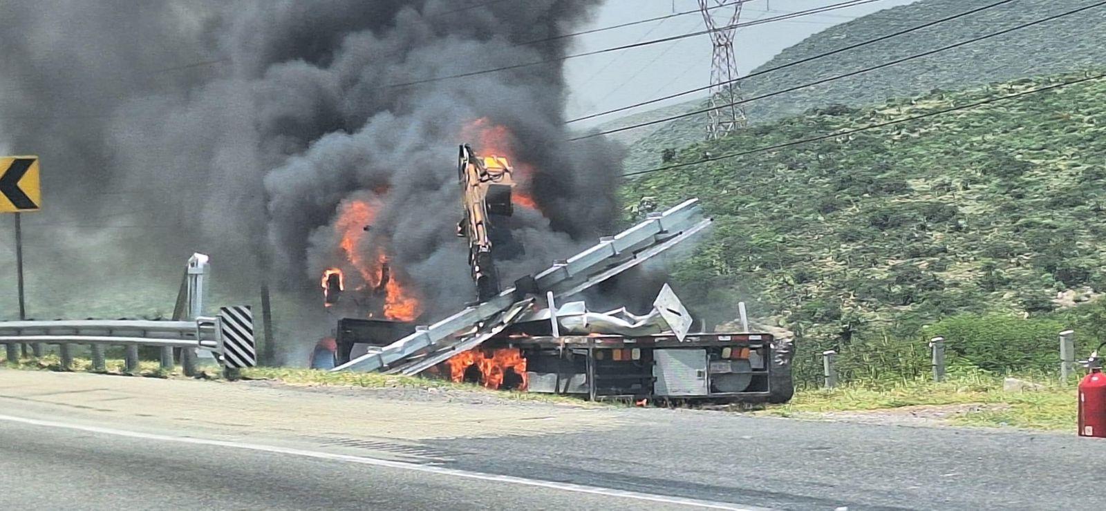 Choca con torre de alta tensión y muere calcinado