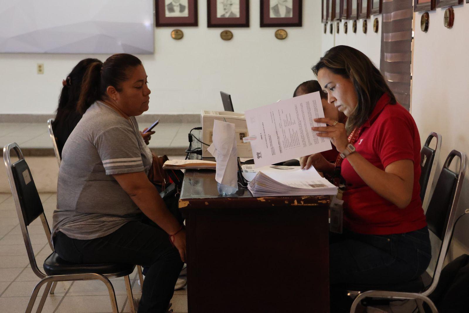 Entrega Infonavit cheques por cobertura de seguros