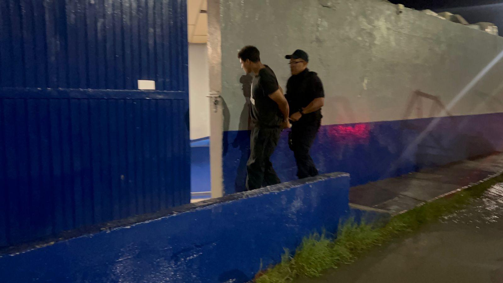Lanza piedra a patrulla y alcanza a un policía