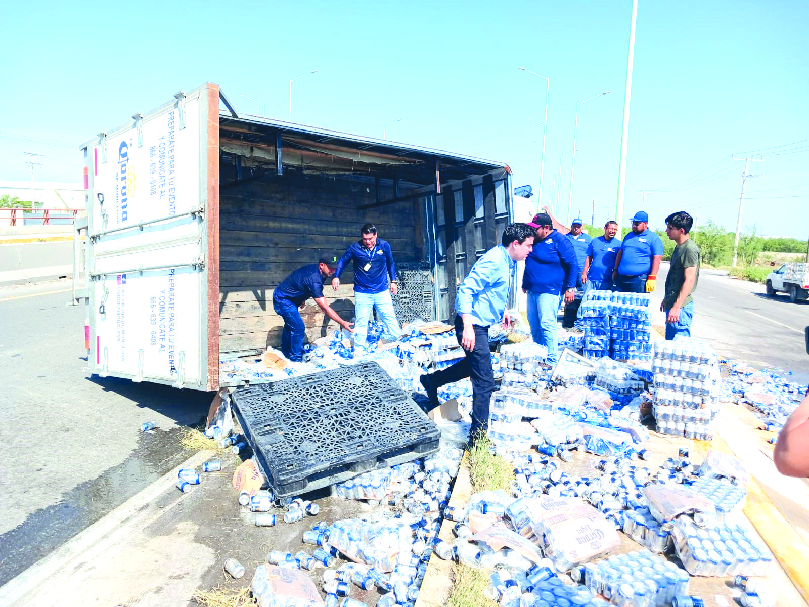 Vuelca camión con cerveza en el CSG