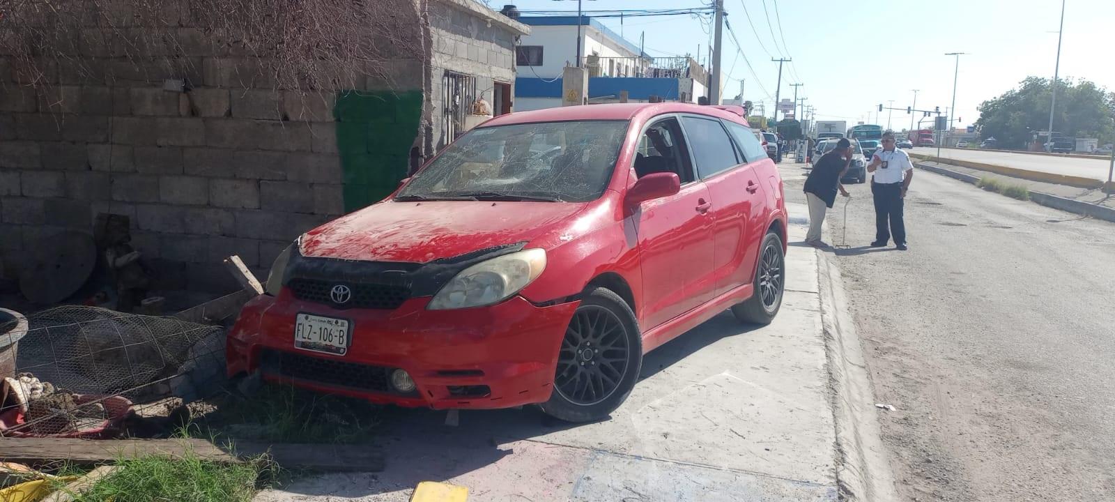 Chofer se duerme y choca contra barda