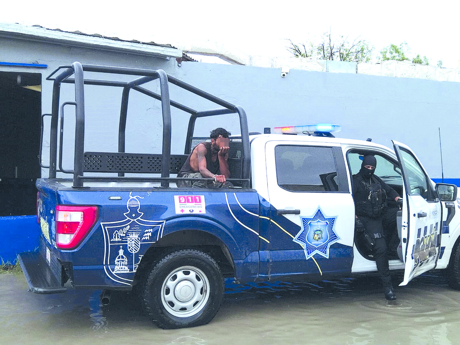 Se “acuartela” en baño de gasolinera
