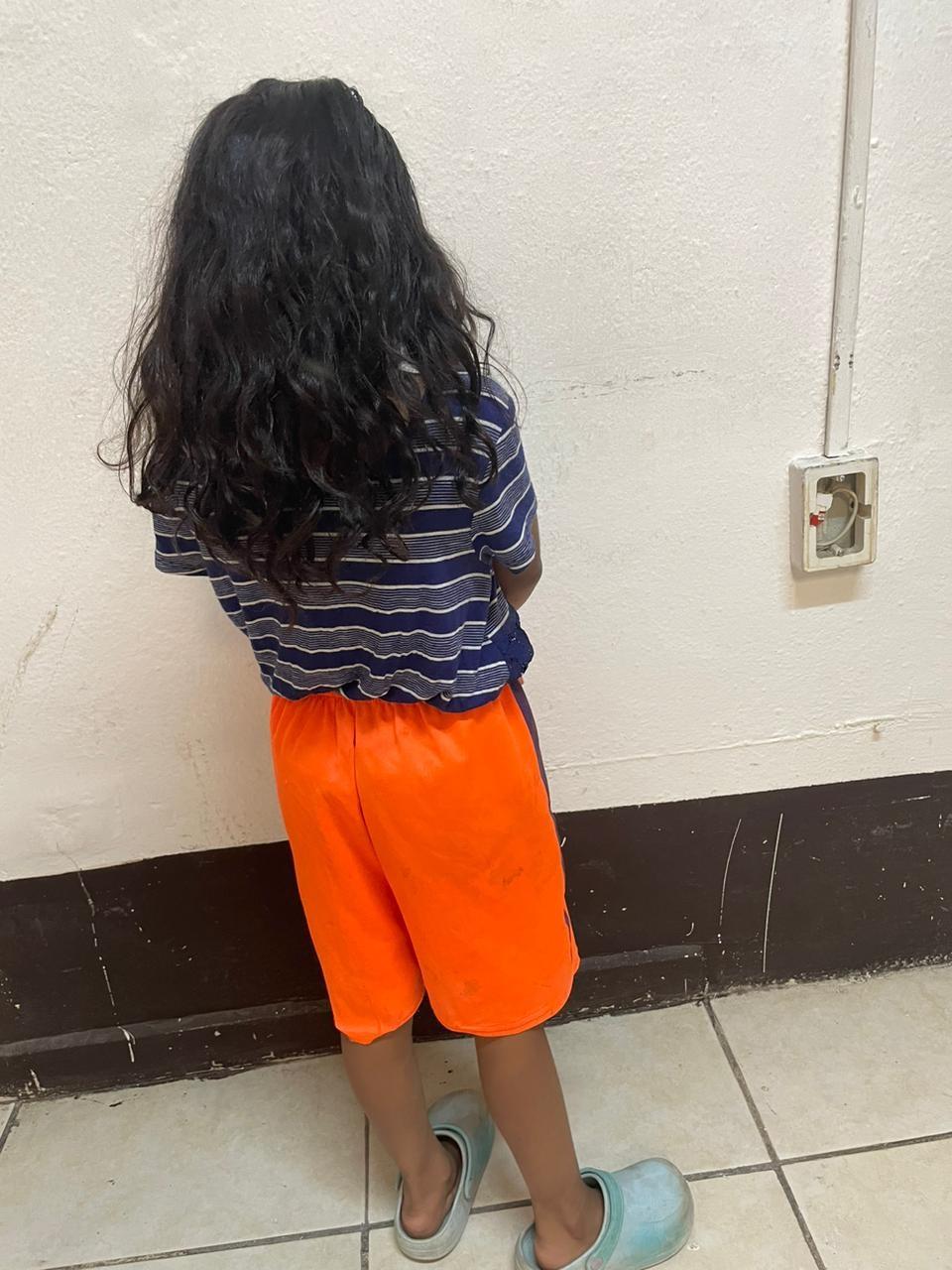 Resguardan policías a niña de cinco años