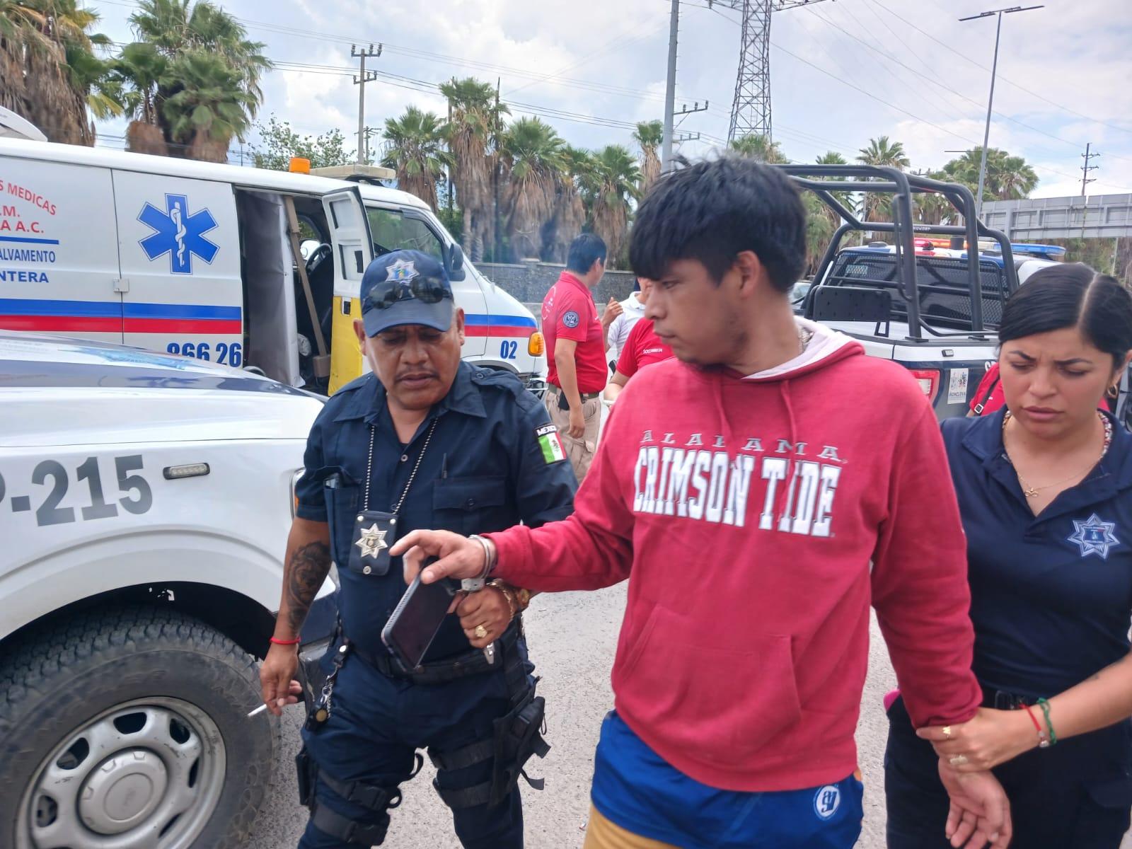 Salvan policías a joven de lanzarse de puente