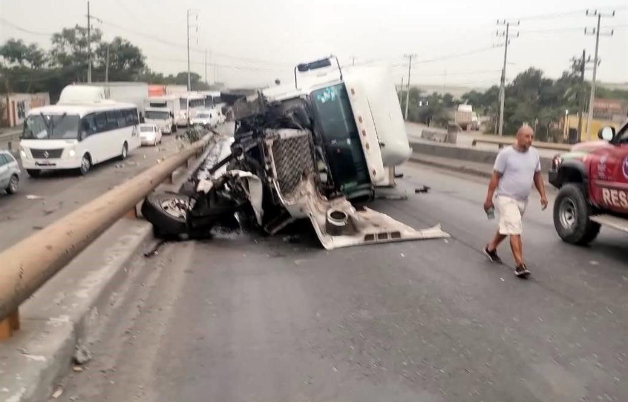 Muere en volcadura conductor de tráiler