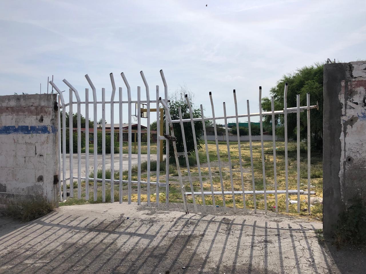 A punto de caer portón de la escuela Monclova 400