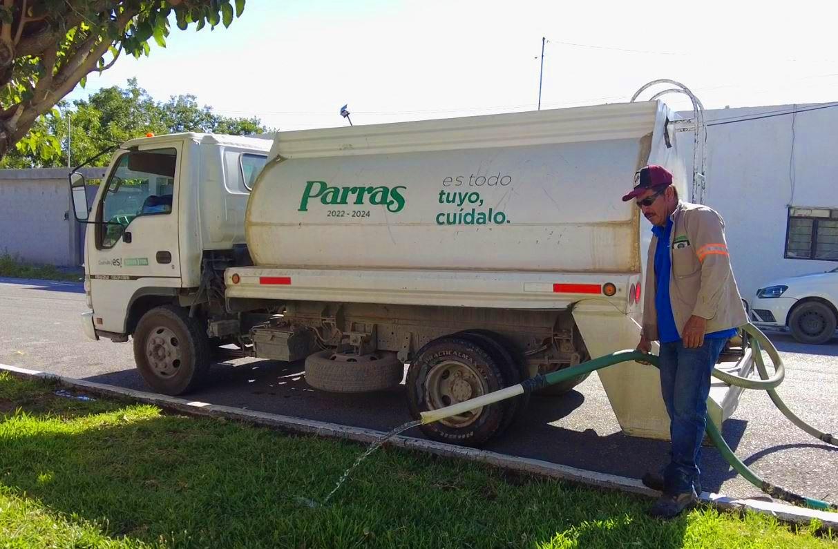 Embellecen plazas y jardines de Parras