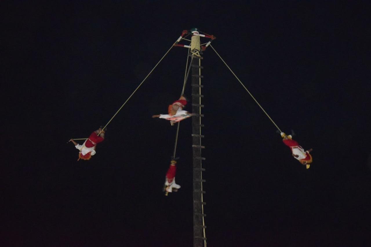 Deleitan Voladores de Papantla en La Buena