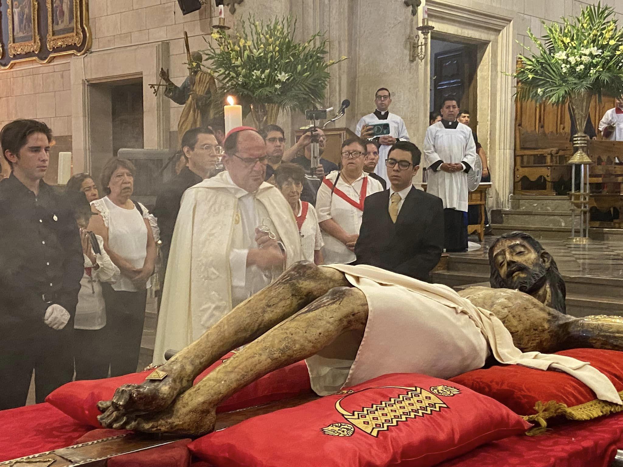 Veneran al Santo Cristo de la Capilla
