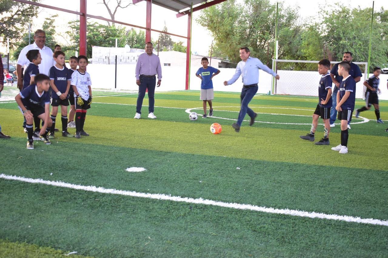 HUGO LOZANO ENTREGA UNA CANCHA DE PASTO SINTÉTICO