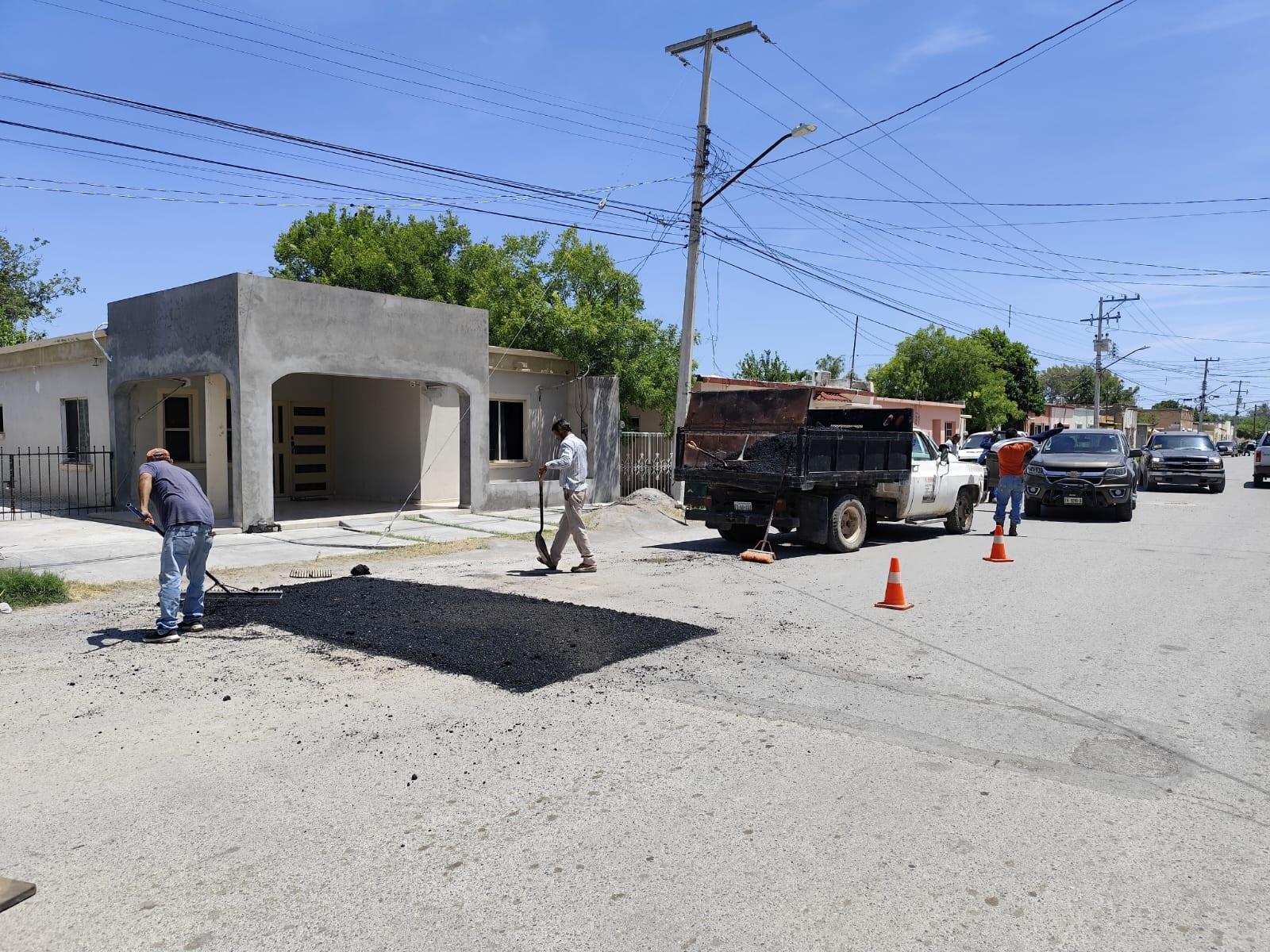 Continúa en Sabinas bacheo y pavimentación