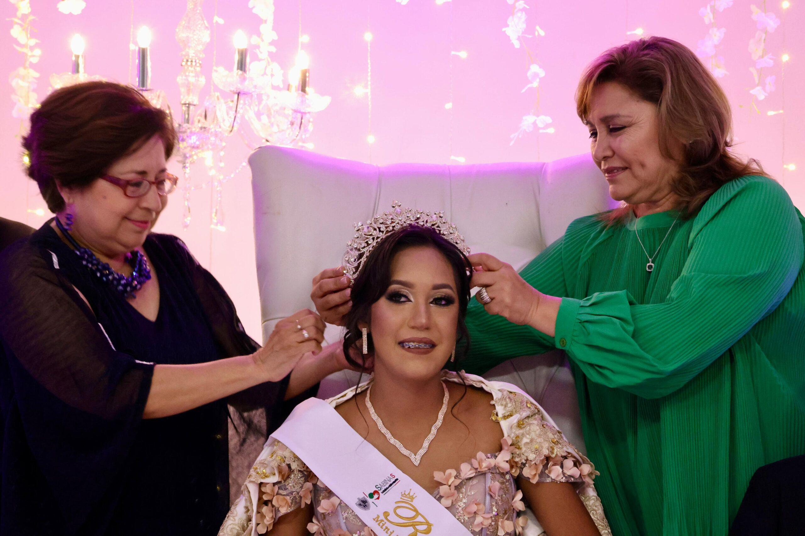 Entrega Alcaldesa cetro y corona a Ángeles Paloma I