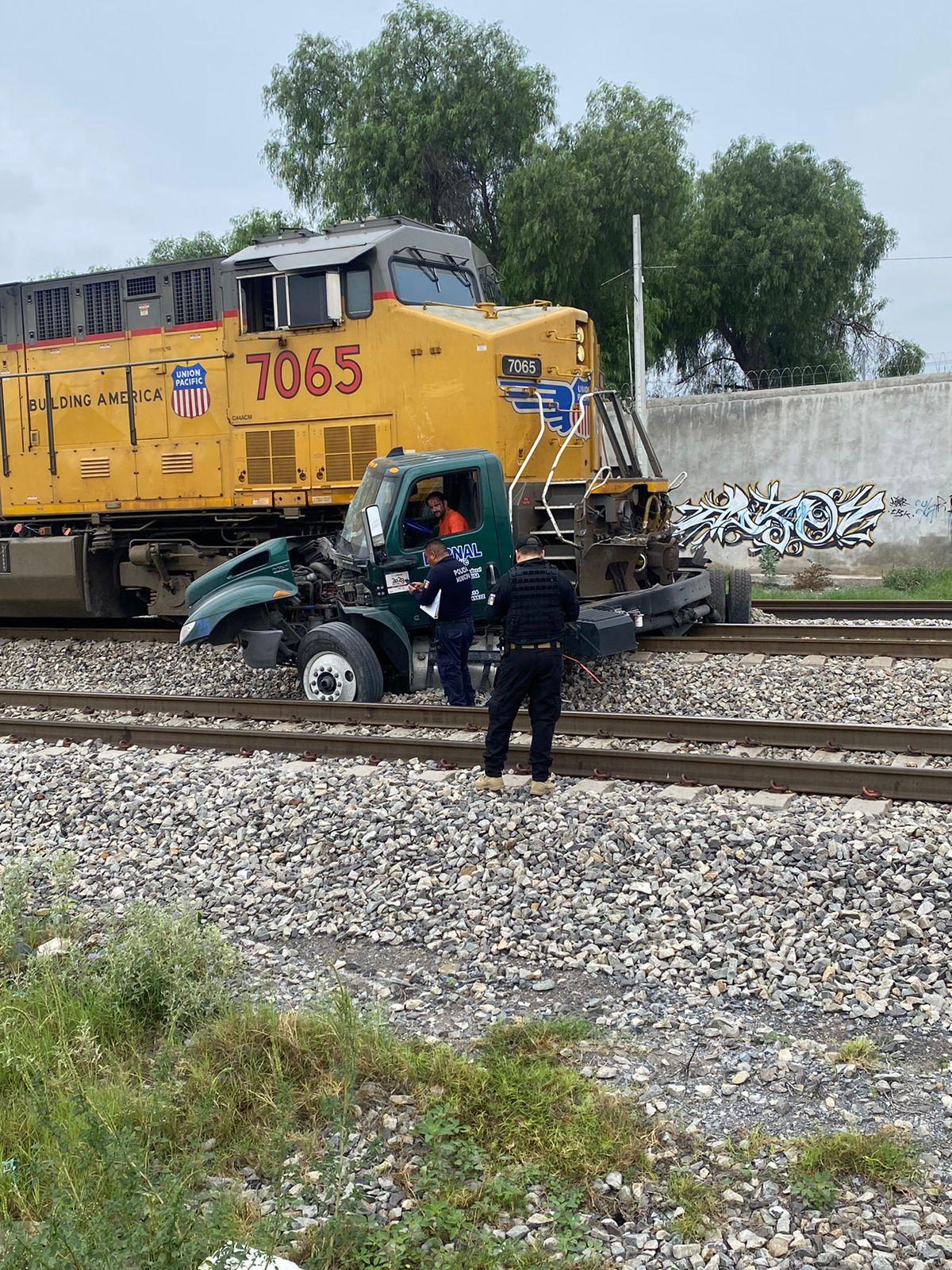 Arrastra tren 500 metros a camión