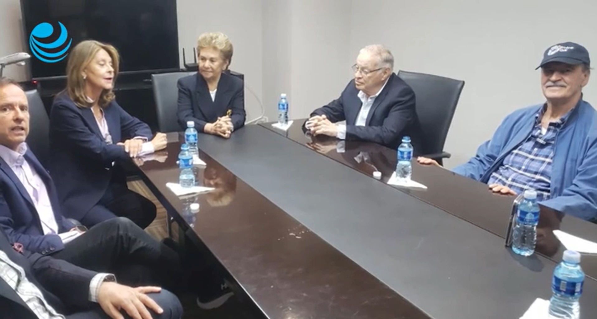 Retiene Venezuela vuelo de ex Presidentes