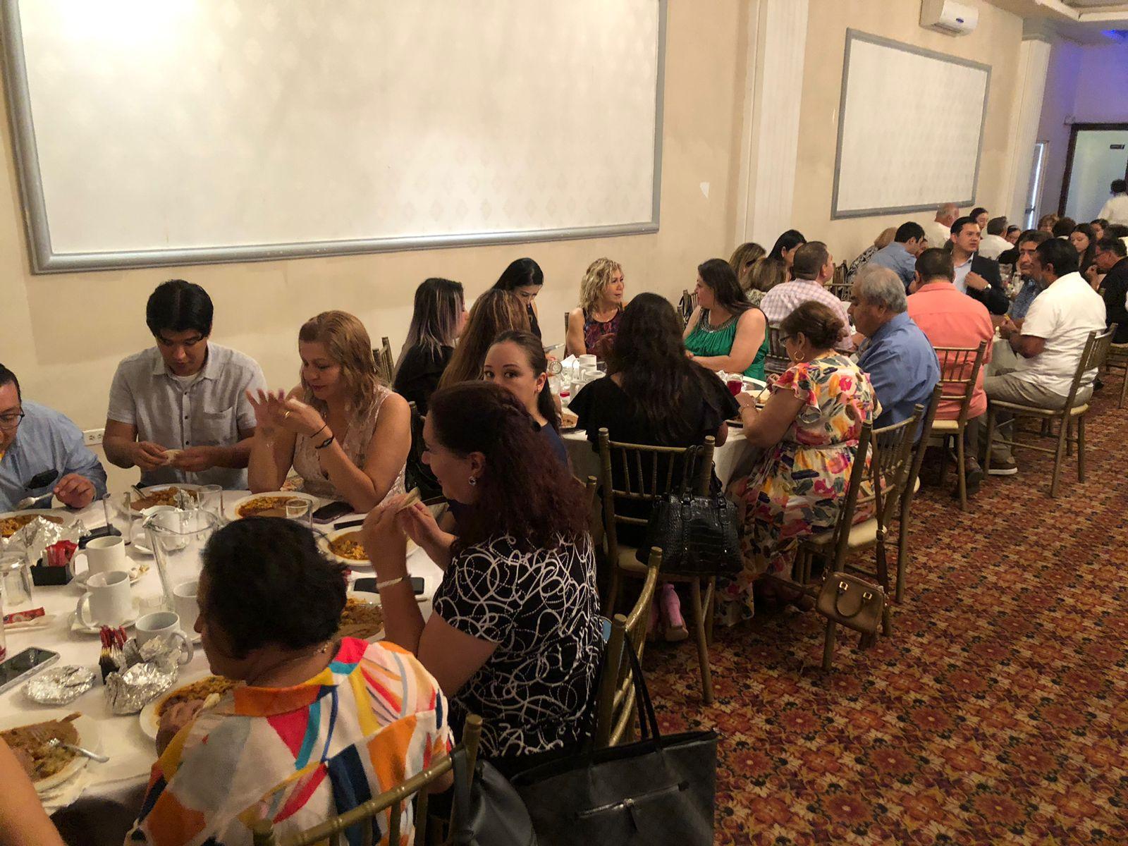 Celebran abogados con una convivencia