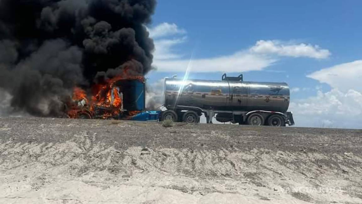 Arde tráiler con asfalto en la Saltillo – Torreón