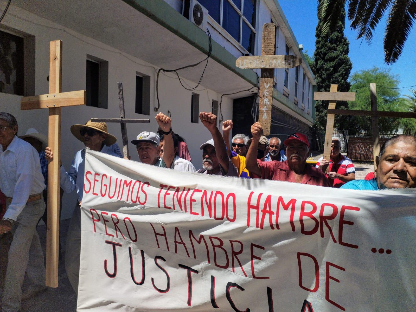 Protestan con cruces por míseras pensiones