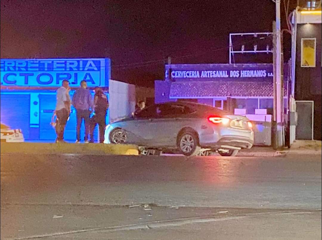 Destruye su auto al chocar contra camellón