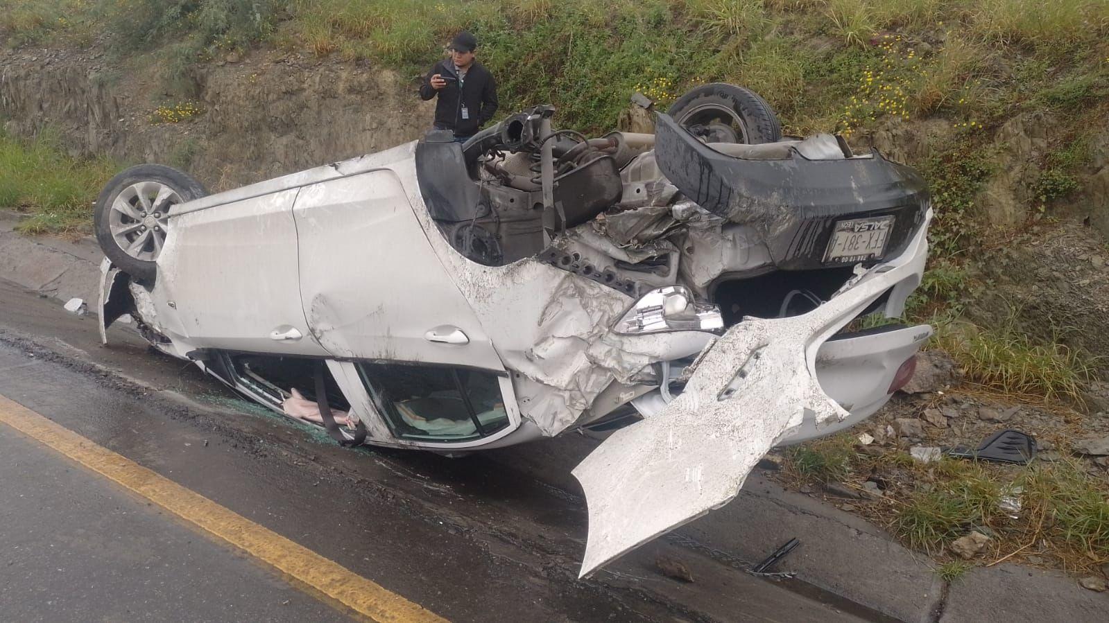 Vuelca tras derrapar vehículo en Ramos