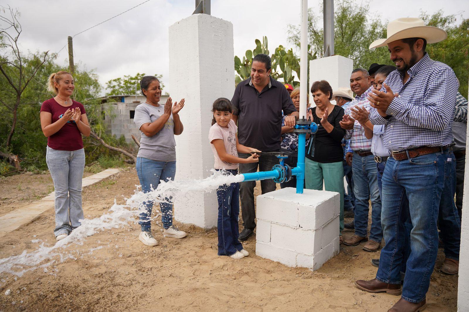 Lleva Morales agua a Congregación San Felipe
