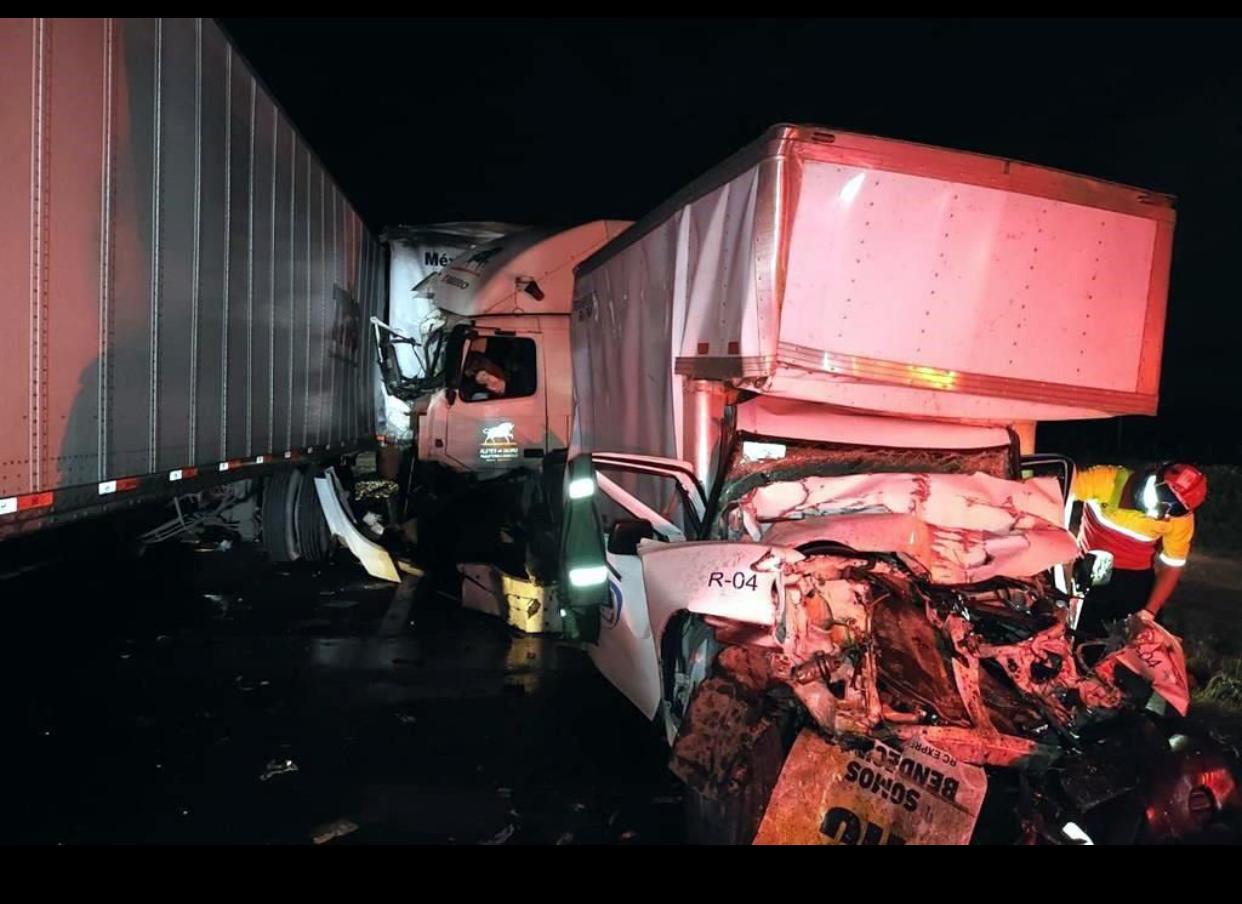 Muere prensado entre 2 tráileres