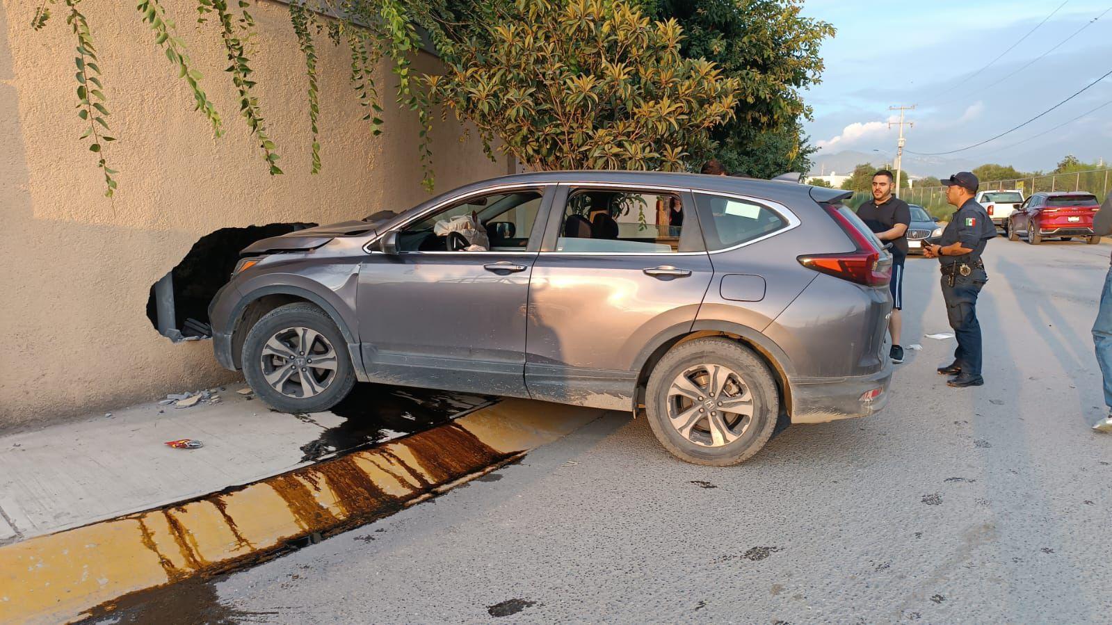 Apresurada mujer choca con barda
