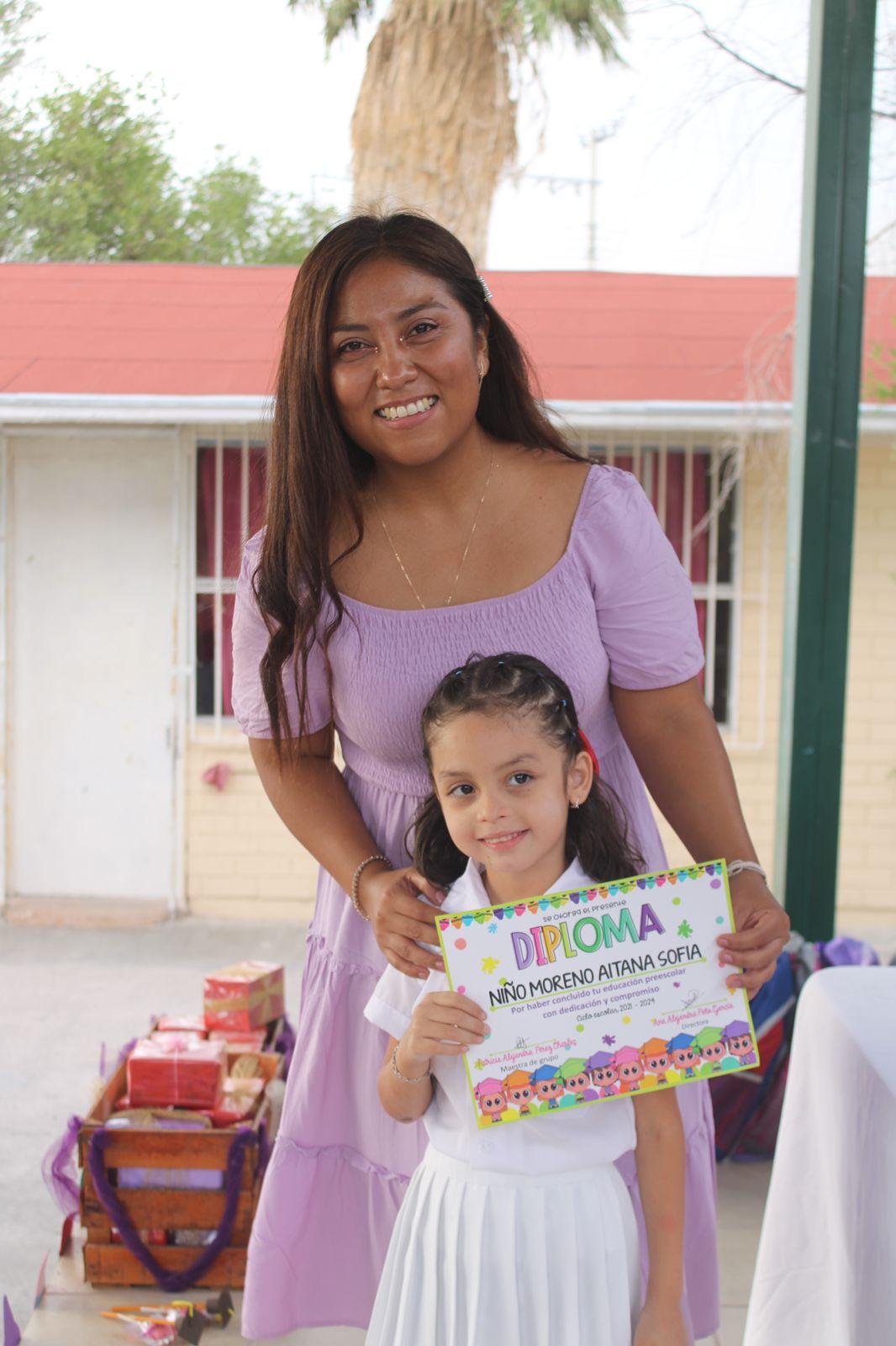 Presidenta DIF de 4-C amadrina a menores