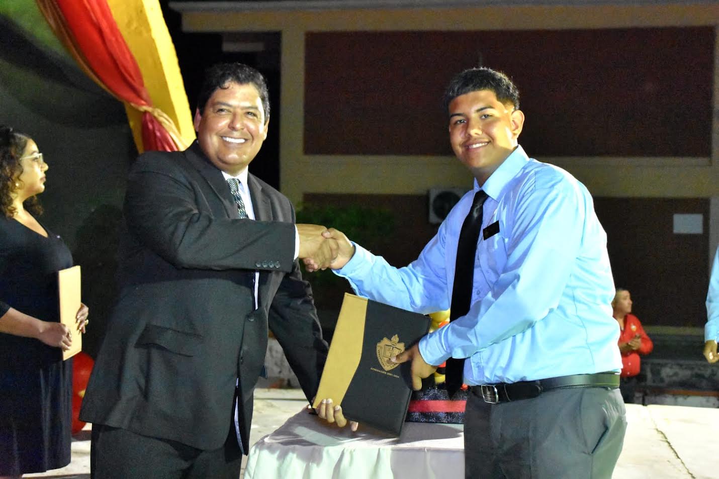 Apadrina Beto Villarreal a graduados de secundaria 
