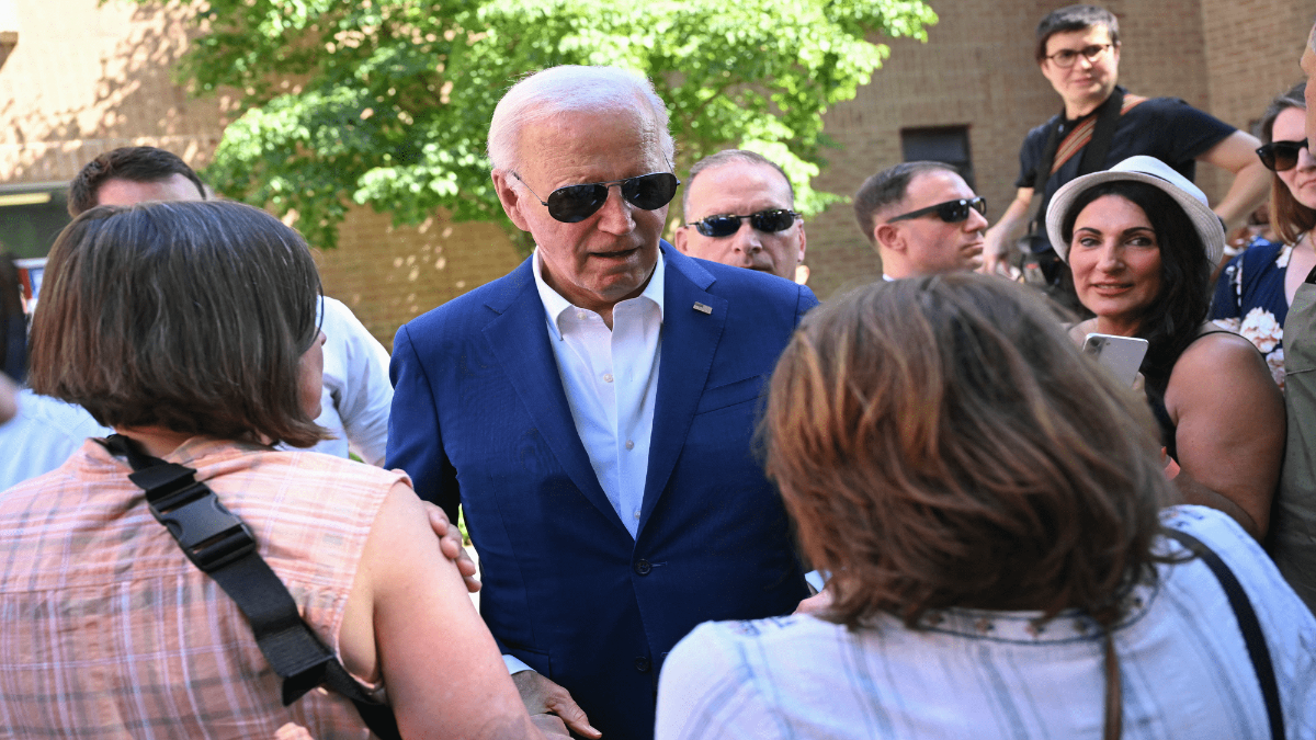 Biden vuelve a la campaña bajo una creciente presión