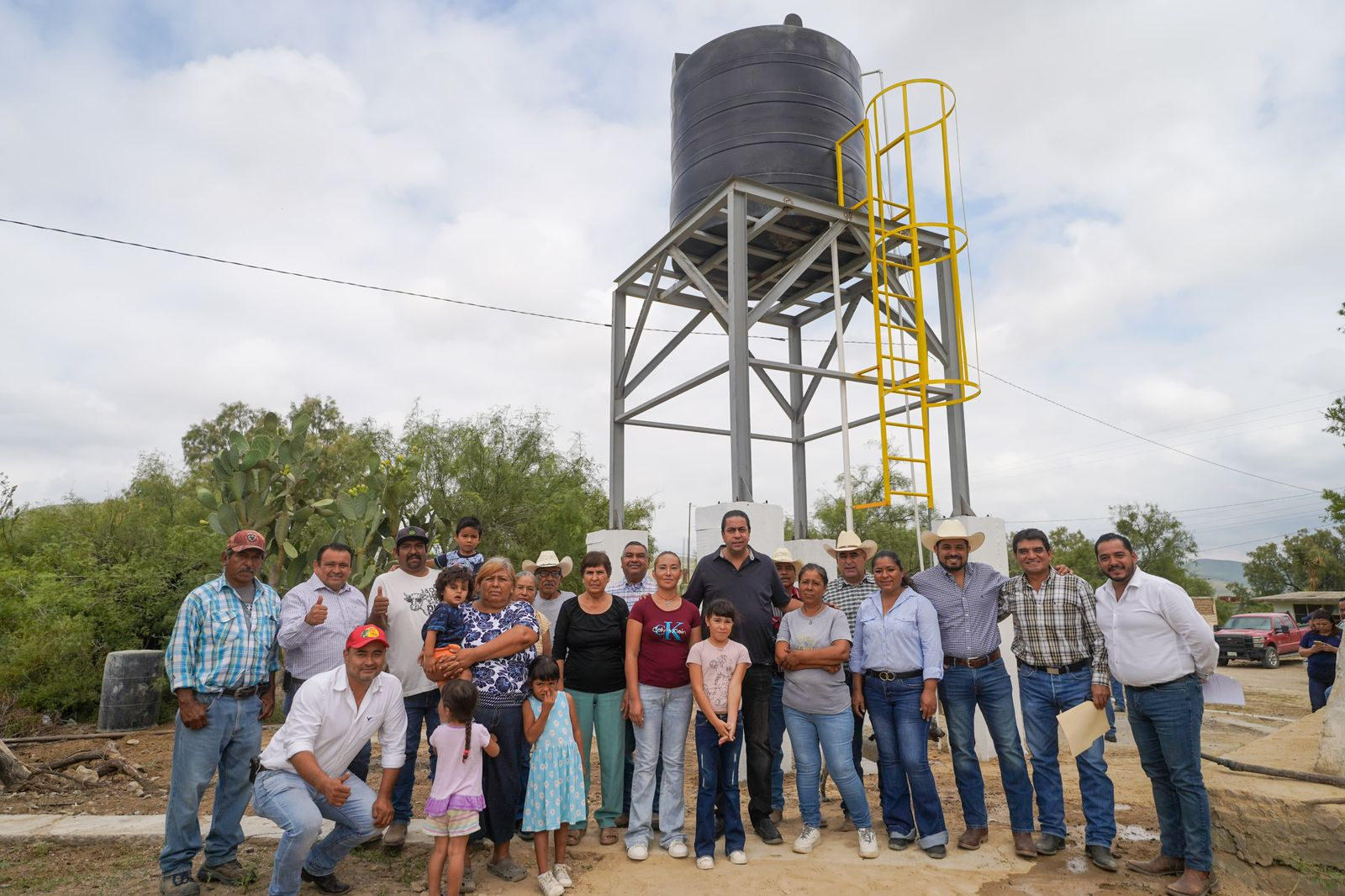 CHEMA MORALES CONTINÚA CON LA ENTREGA DE OBRAS EN EL CAMPO DE RAMOS ARIZPE