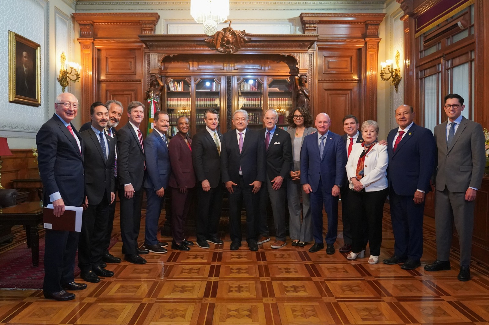 AMLO se reúne con congresistas de EU en Palacio Nacional