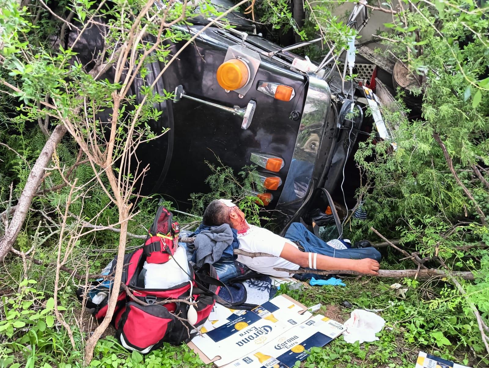 Cae a barranco con todo y trailer