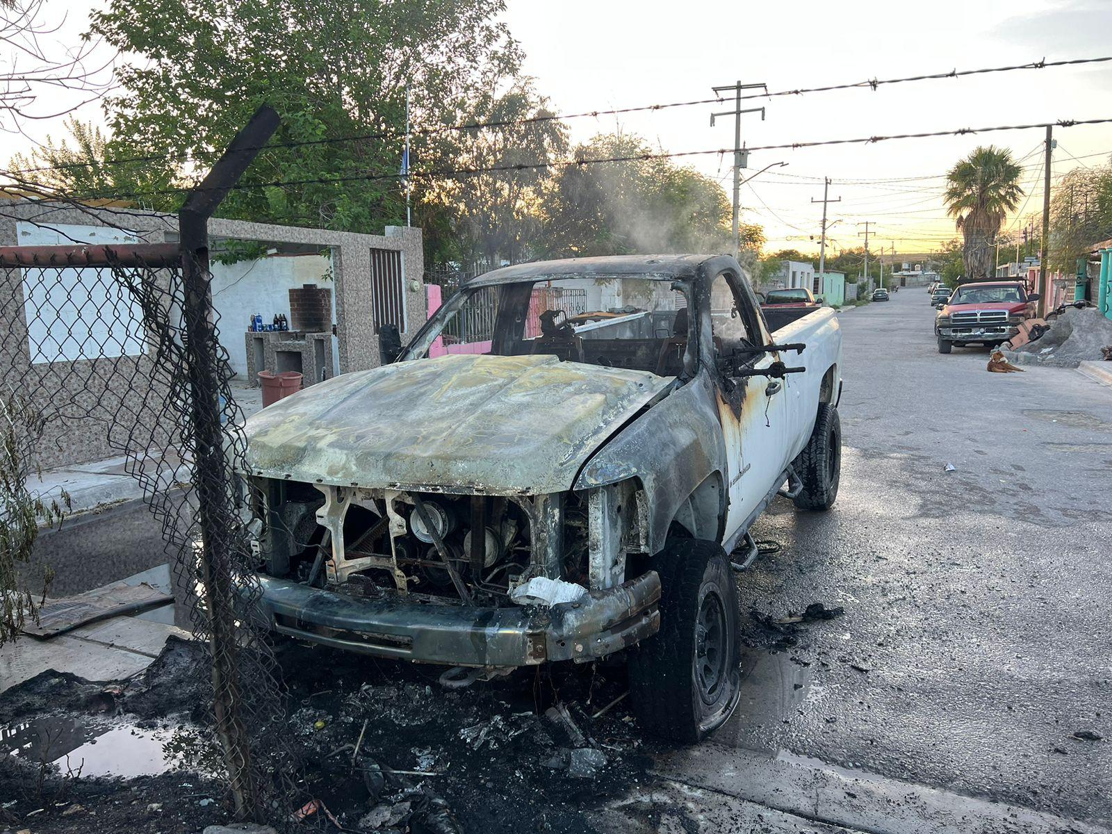 Desatado pirómano incendia 2 vehículos