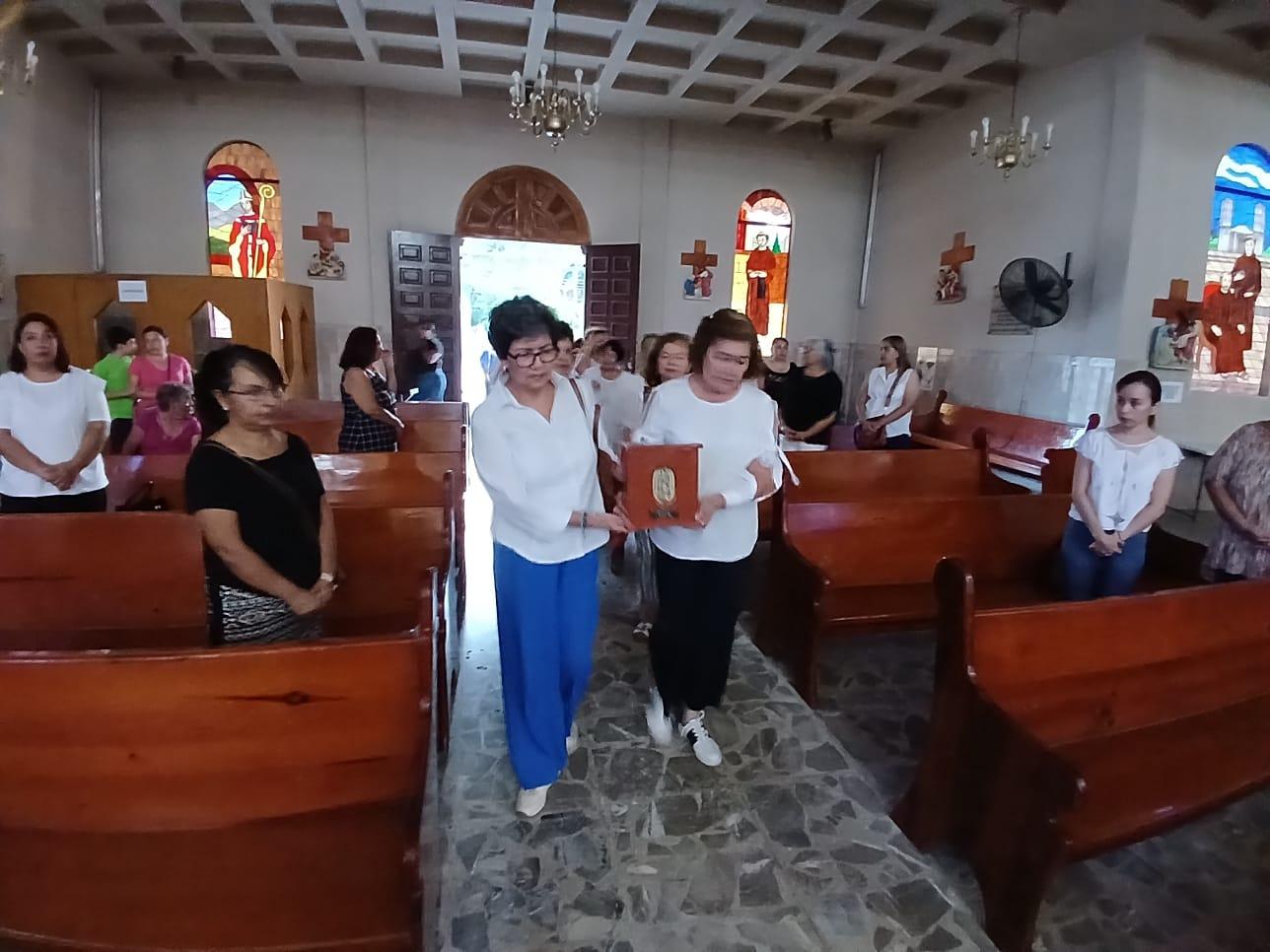 A 35 años de su fallecimiento trasladan sus restos a su iglesia ; REPOSA PADRE HUITZIL EN SU QUERIDA SAN BUENA