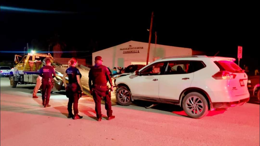 Intentaba mujer arrollar a contrincantes en riña