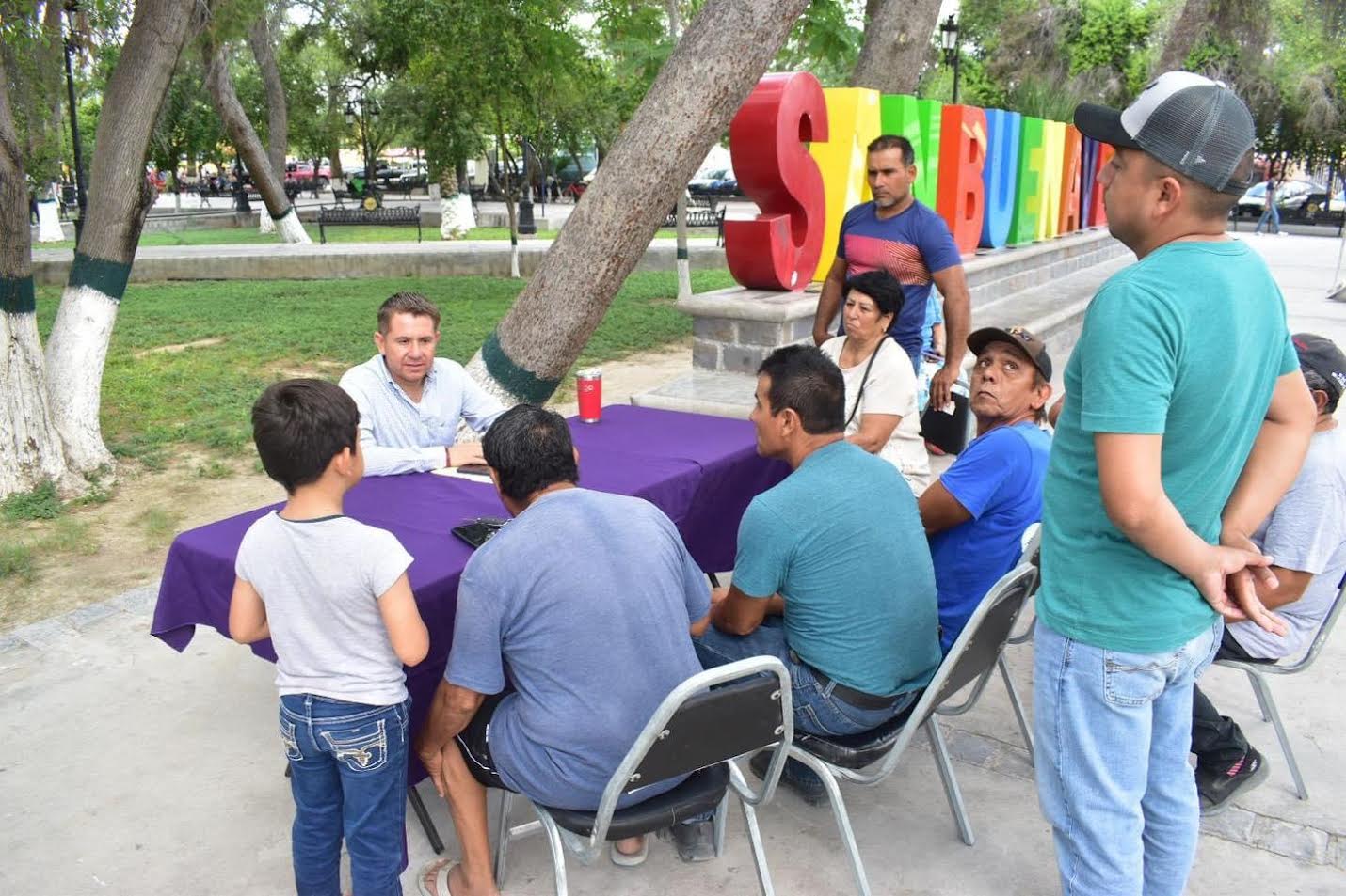 Atiende Hugo Lozano a ciudadanos en la plaza