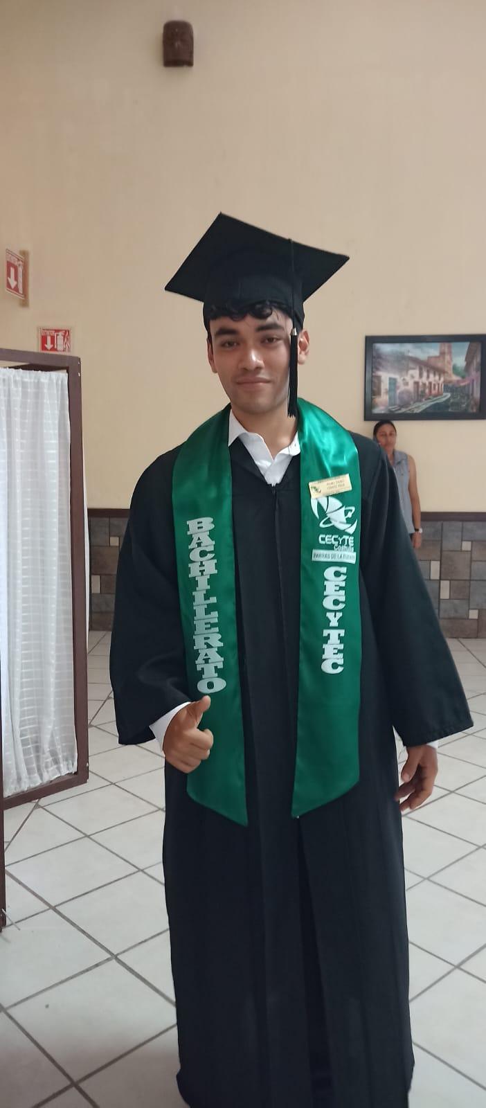 Se gradúa joven parrense en electromecánica