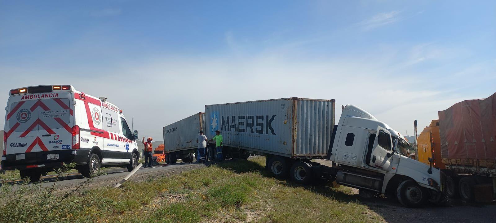 Chocan con tráiler y muere acompañante