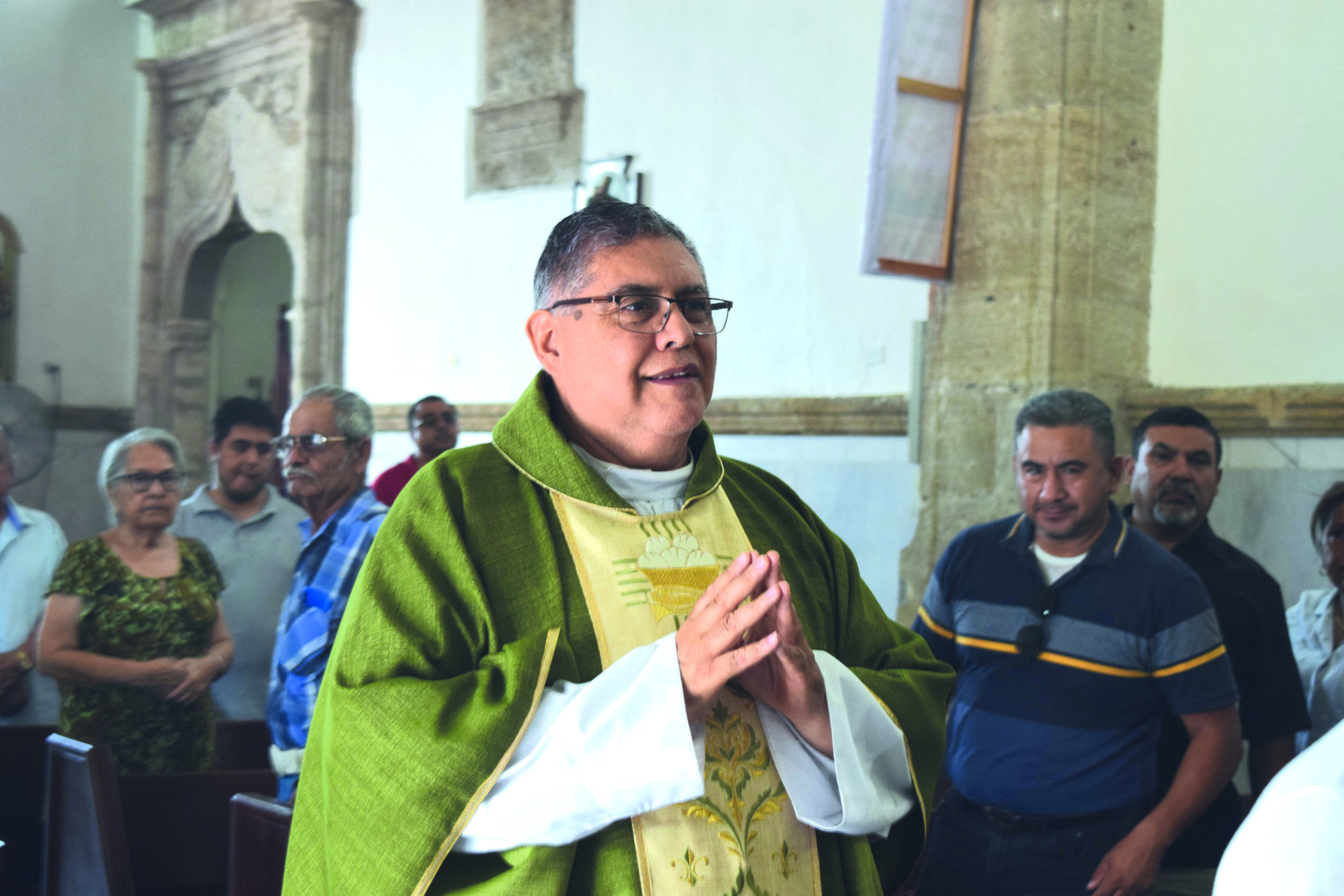 Ofrece el Padre Neri última misa en parroquia Santiago
