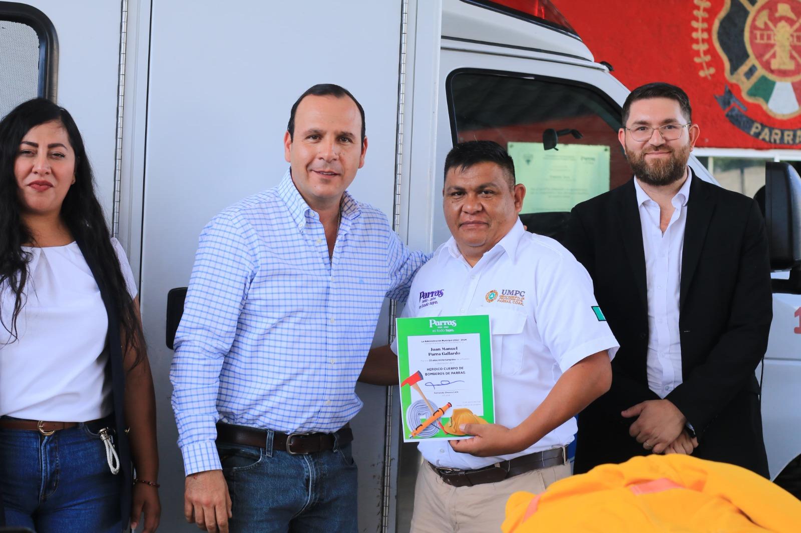 Reconoce Fernando a bomberos en su día