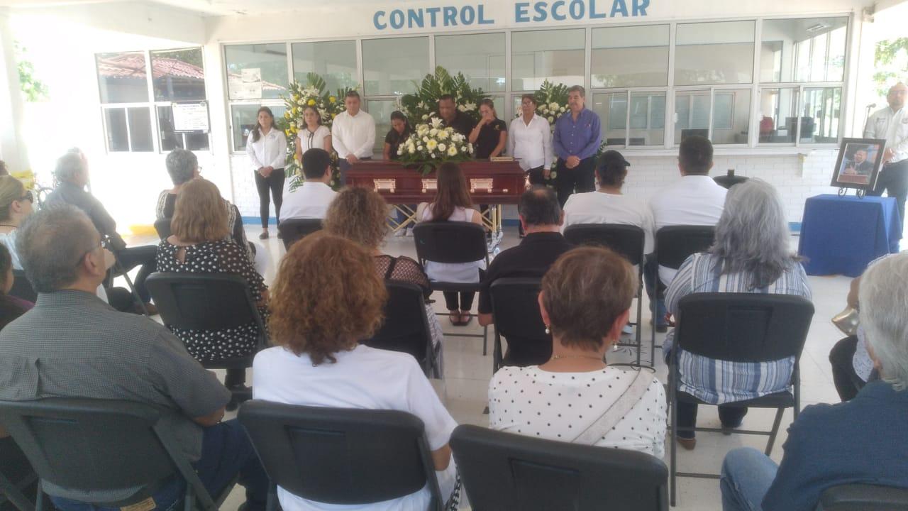 Rinde CBTIS homenaje al director Francisco Acosta