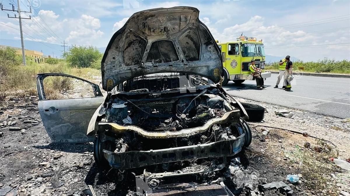 Termina auto en cenizas conductor resulta ileso