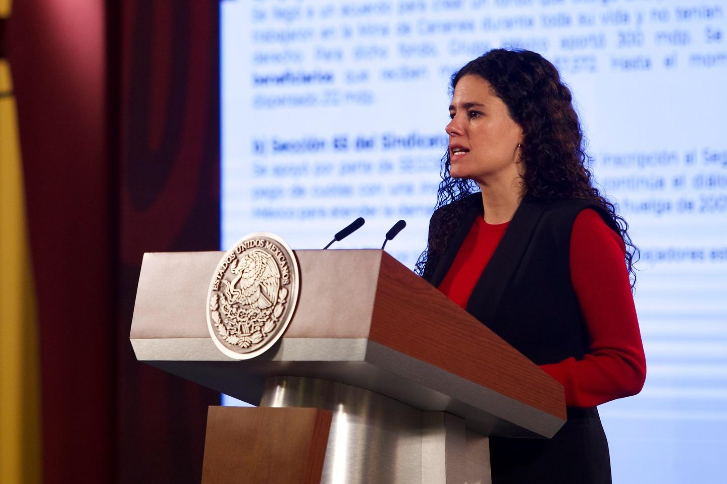 Critican a Segob por transmitir en vivo presentación del libro de Beatriz Gutiérrez Müller en el Zócalo