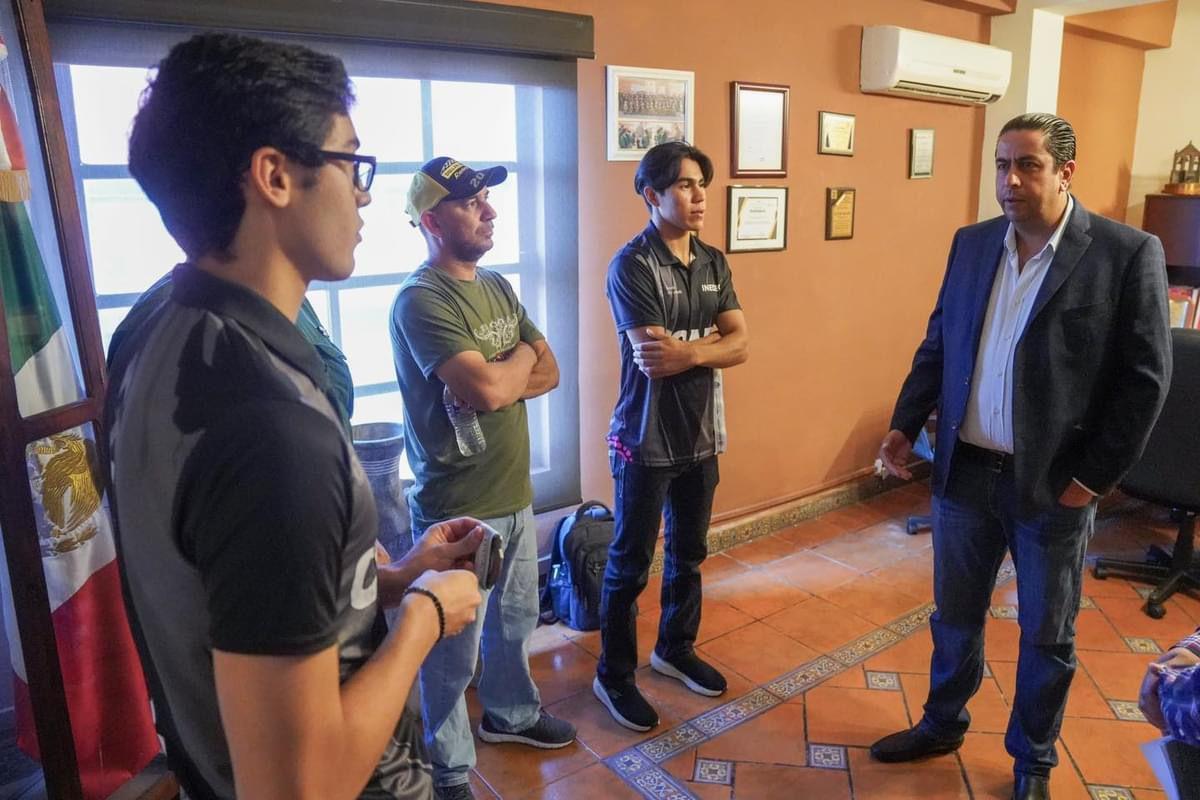 Entrega Chema Morales recursos a deportistas