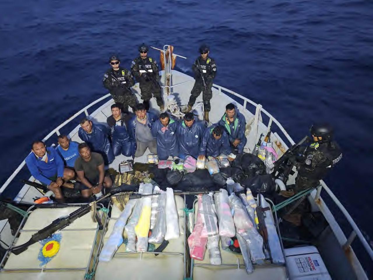 El Salvador incauta una tonelada de cocaína y armamento en embarcaciones de México y Ecuador