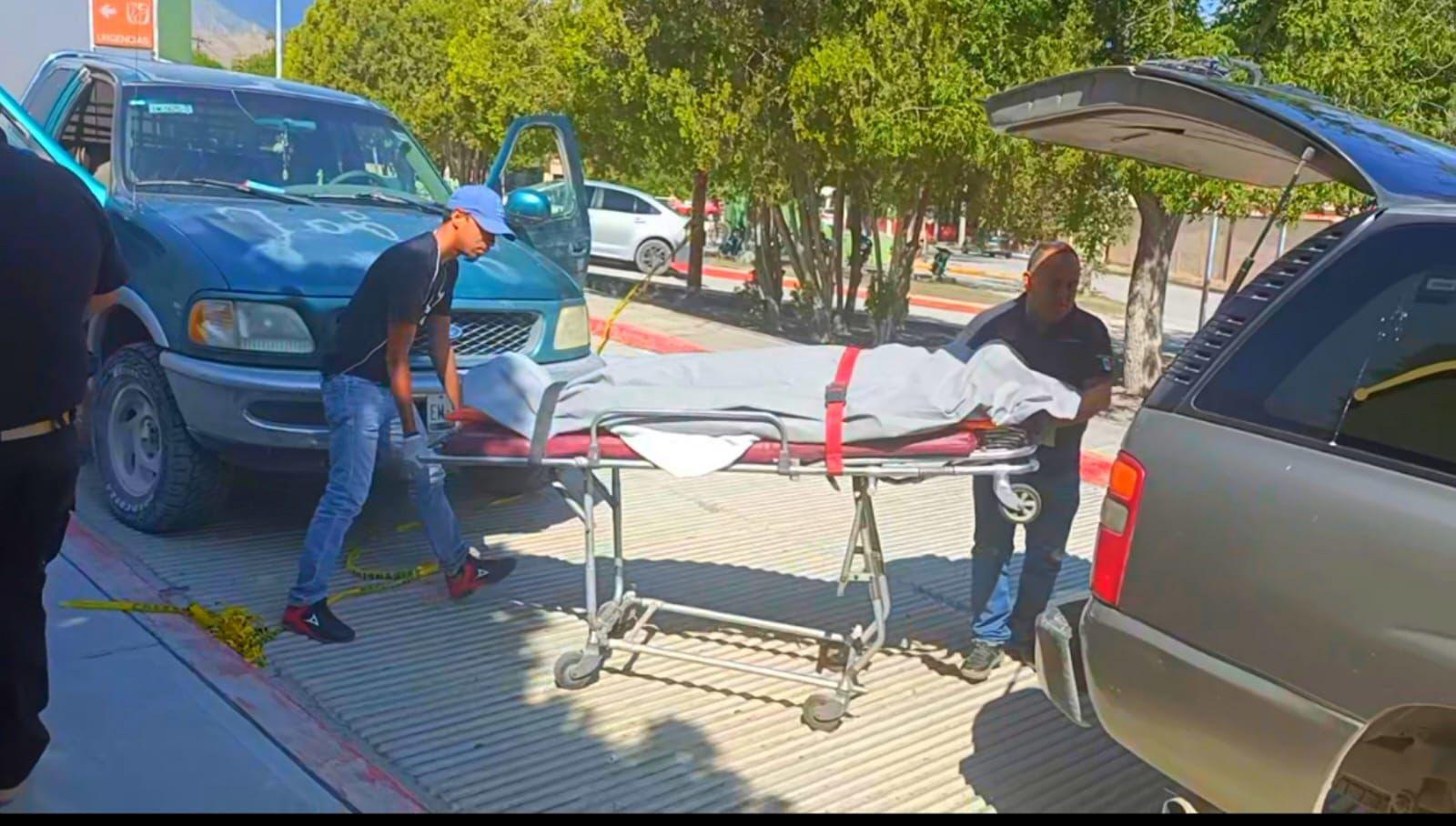 Fallece adulto mayor al exterior del IMSS