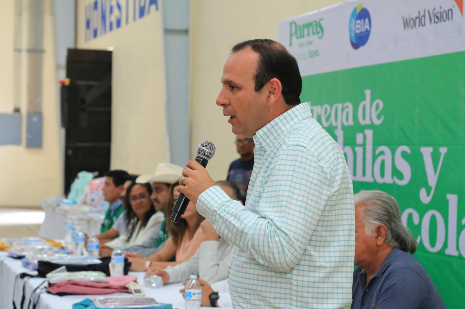 Comprometido Fernando con estudiantes de Parras