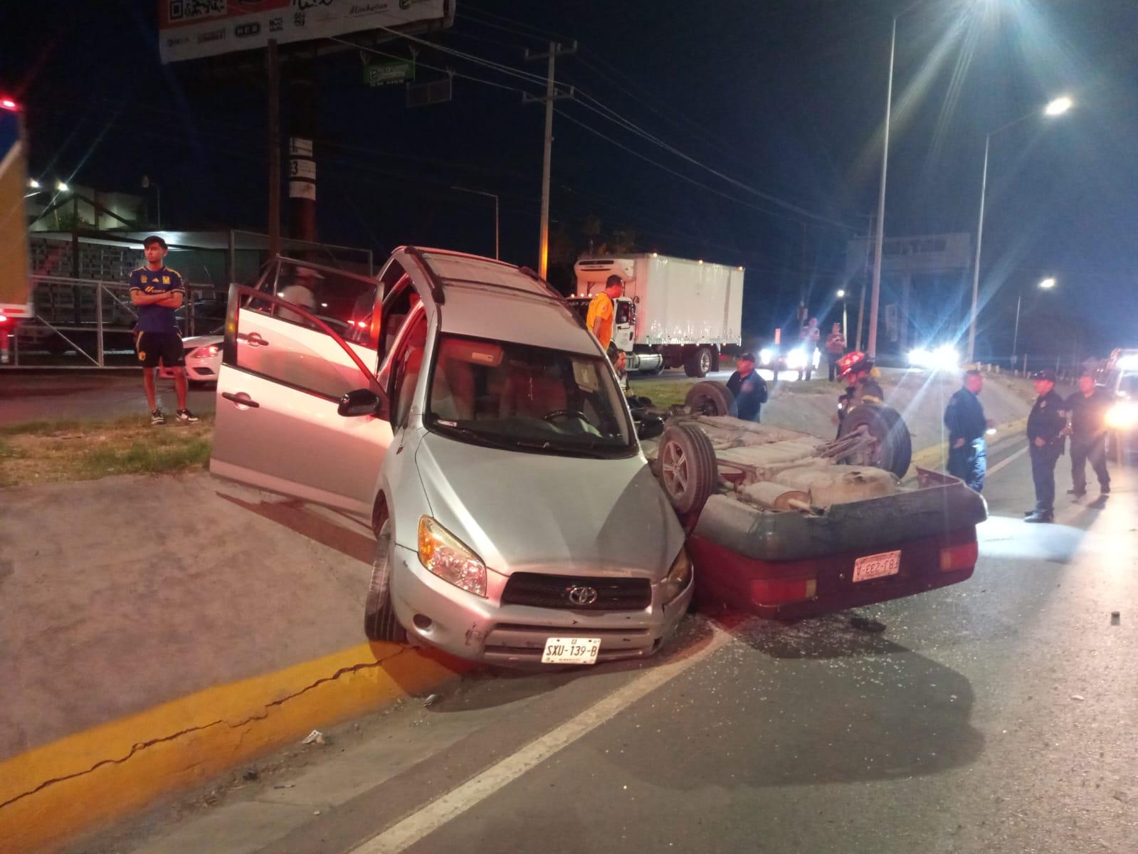 Se le daña llanta;  choca y vuelca